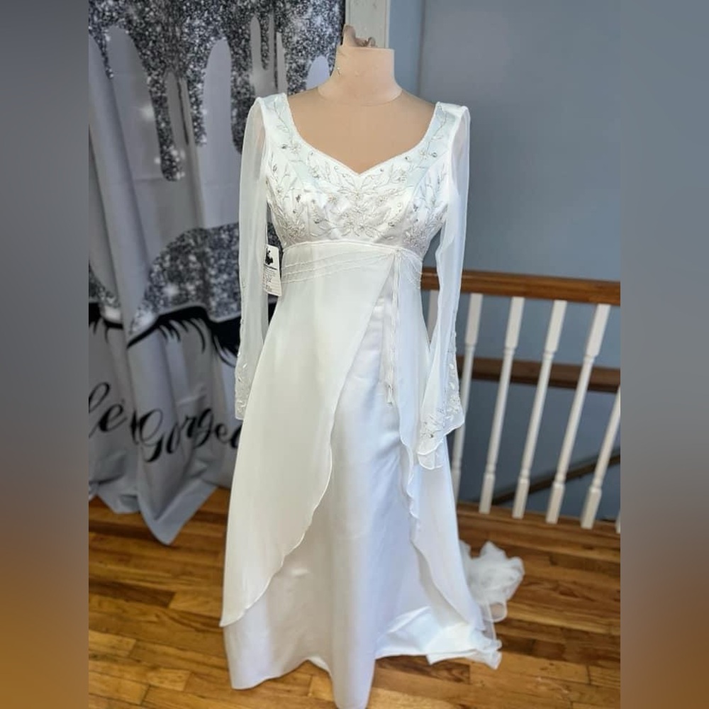 Long sleeve size 4 bridal wedding long train gown brand new